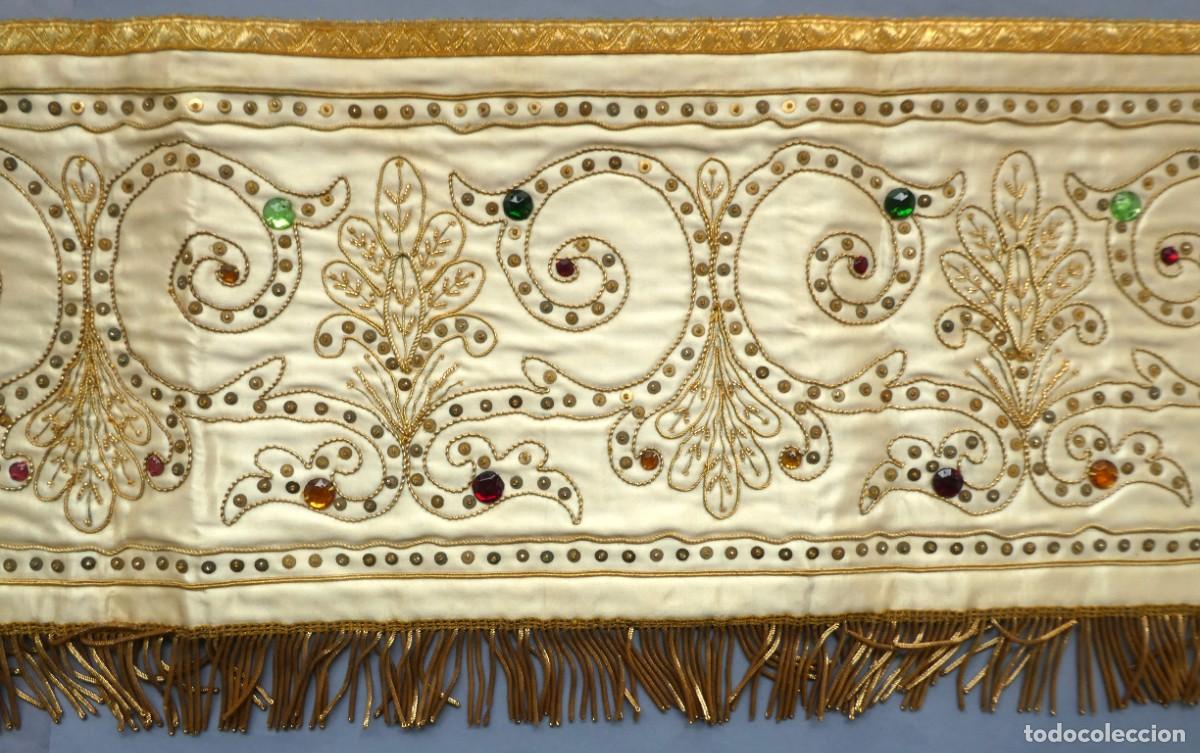 Antig&uuml;edades: ANTIGUO FRENTE DE ALTAR - SEDA BORDADA PPIO.S.XX