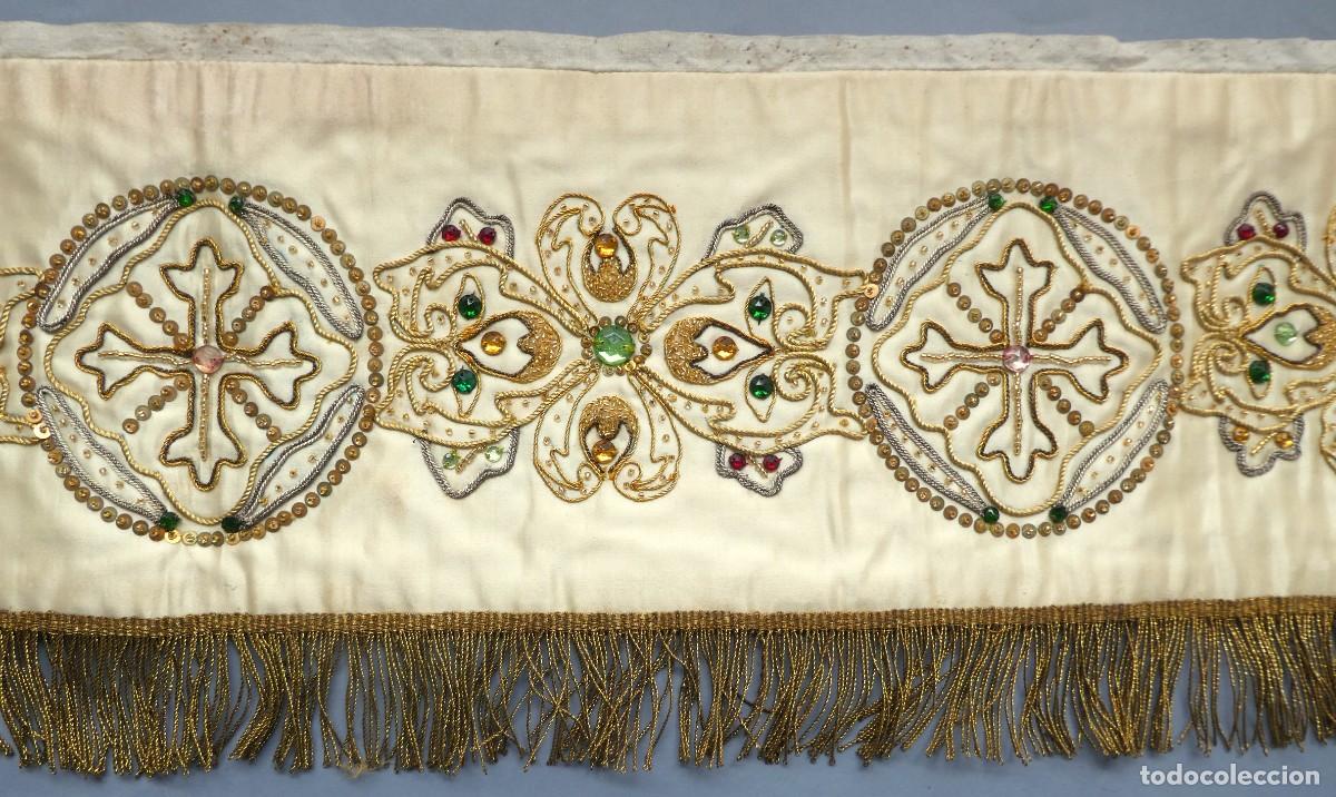 Antig&uuml;edades: ANTIGUO FRENTE DE ALTAR - SEDA BORDADA PPIO.S.XX