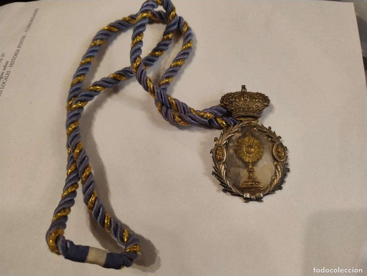 Antig&uuml;edades: MEDALLA GRANDE CORONA CALIZ CUSTODIA ESCLAVOS SANTISIMO SACRAMENTO COFRADIA CORD&Oacute;N DORADO Y AZUL