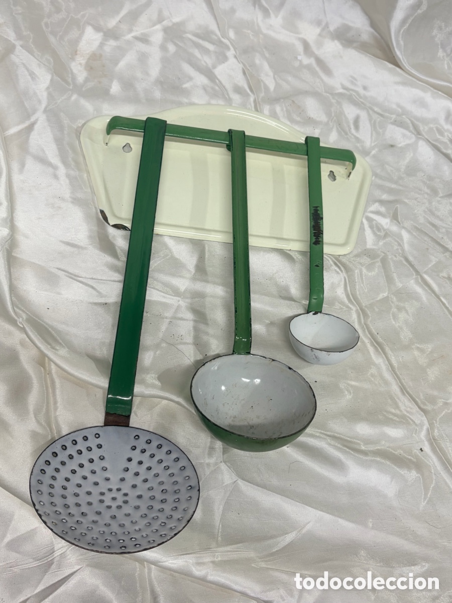 Antig&uuml;edades: Antiguo juego de utensilios de cocina con soporte esmaltado