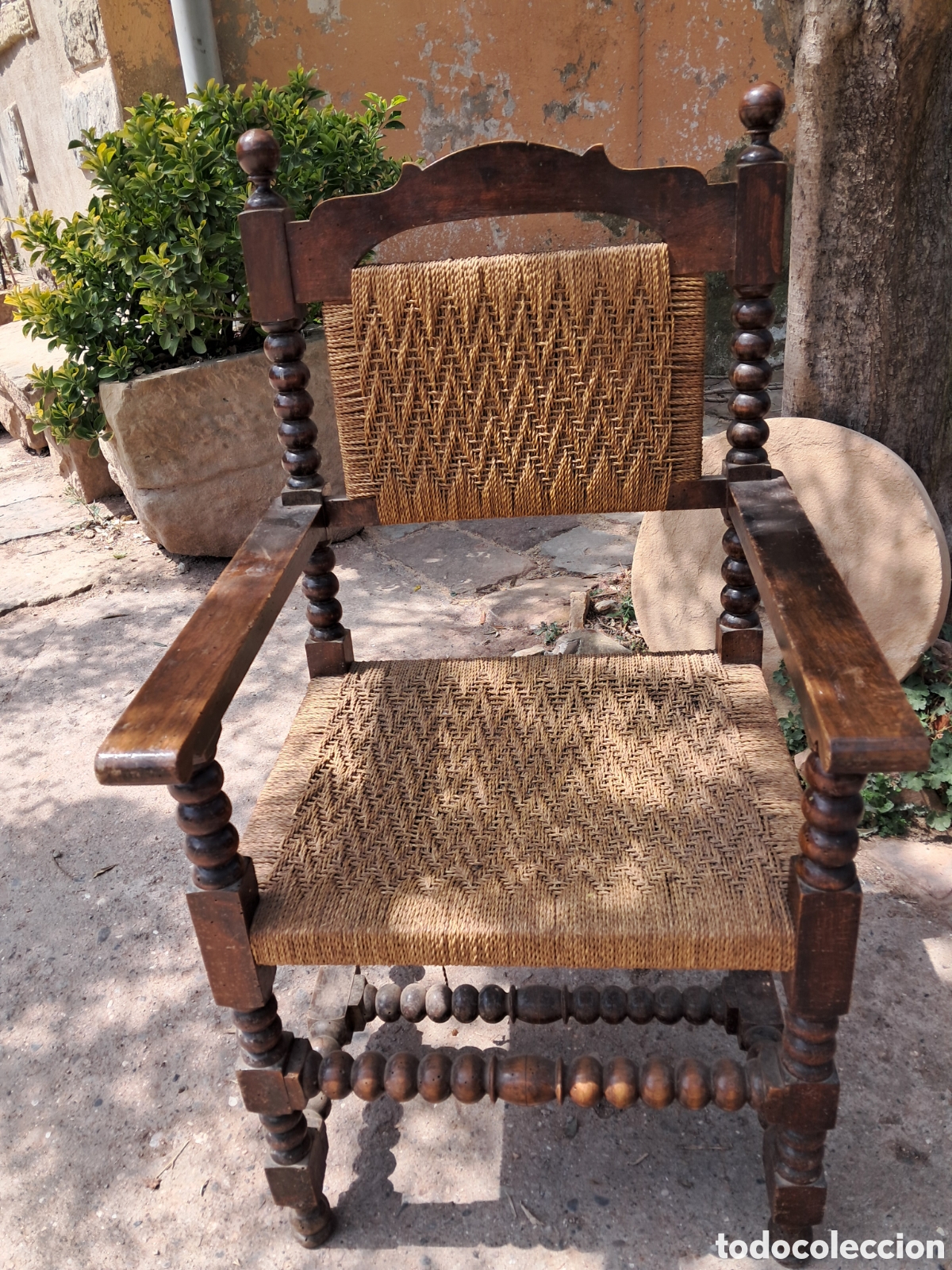 Antig&uuml;edades: Cadira de bra&ccedil;os r&uacute;stica XIX o XX Restaurar