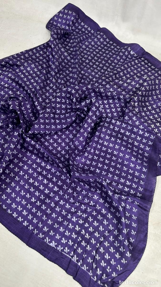 Antig&uuml;edades: Pa&ntilde;uelo de seda morado, estampado