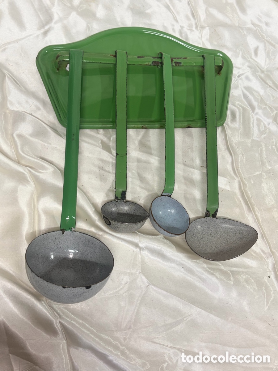 Antig&uuml;edades: Antiguo juego de utensilios de cocina con soporte esmaltado