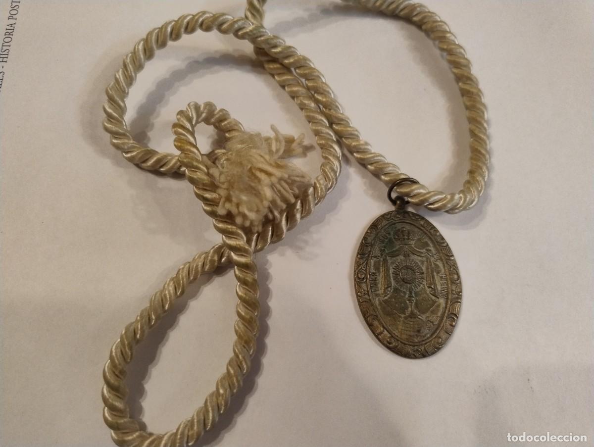 Antig&uuml;edades: Medalla religiosa antigua, Venga a Nos el tu Reino con cord&oacute;n blanco.