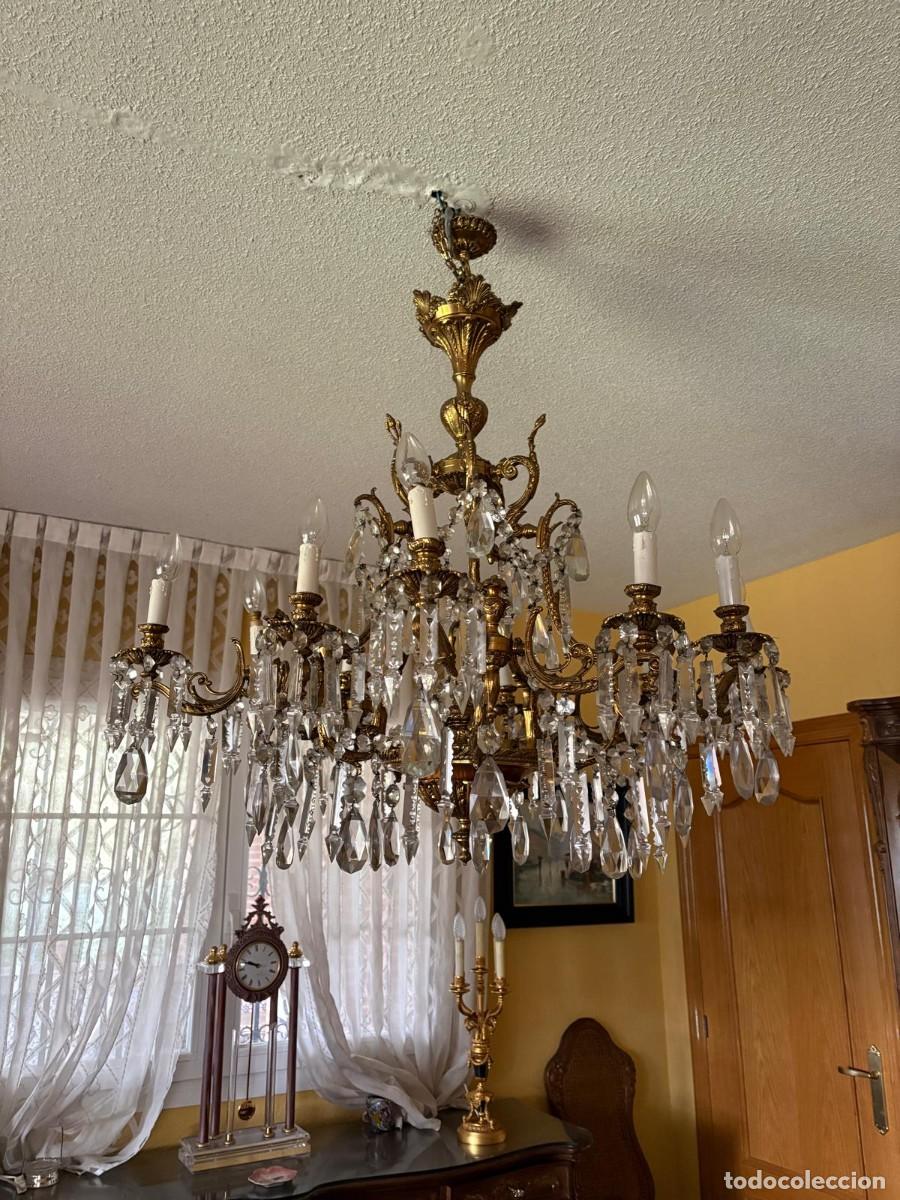 Antig&uuml;edades: L&aacute;mpara de ara&ntilde;a cl&aacute;sica dorada con cristal