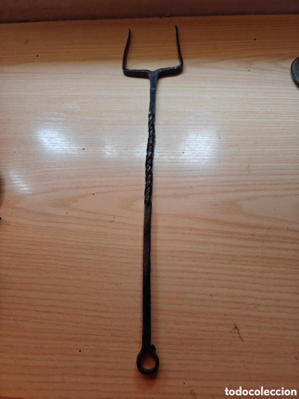 Antig&uuml;edades: Antiguo tenedor de chimenea / Pincho para asar de hierro forjado - Mango salom&oacute;nico r&uacute;stico