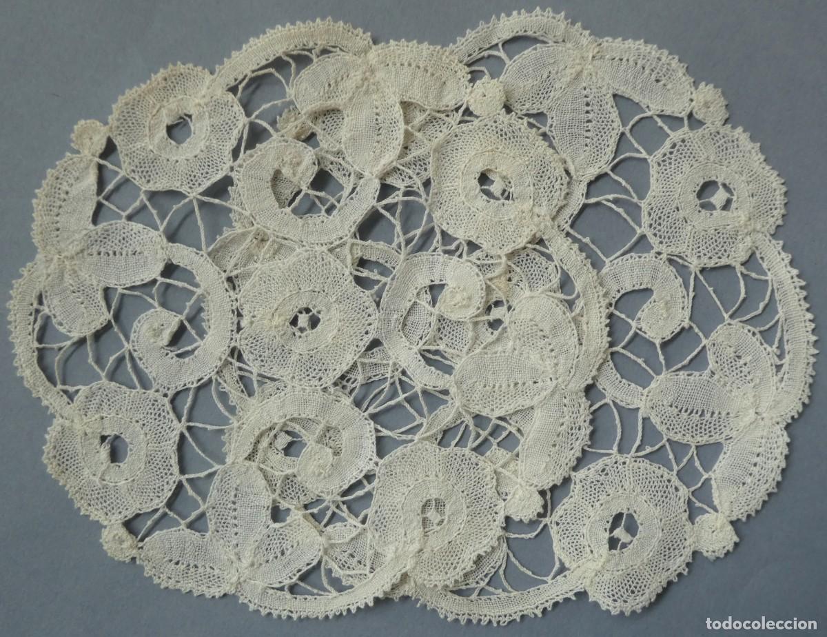 Antig&uuml;edades: PAREJA DE ANTTIGUOS TAPETES ENCAJE DUQUESA S.XIX