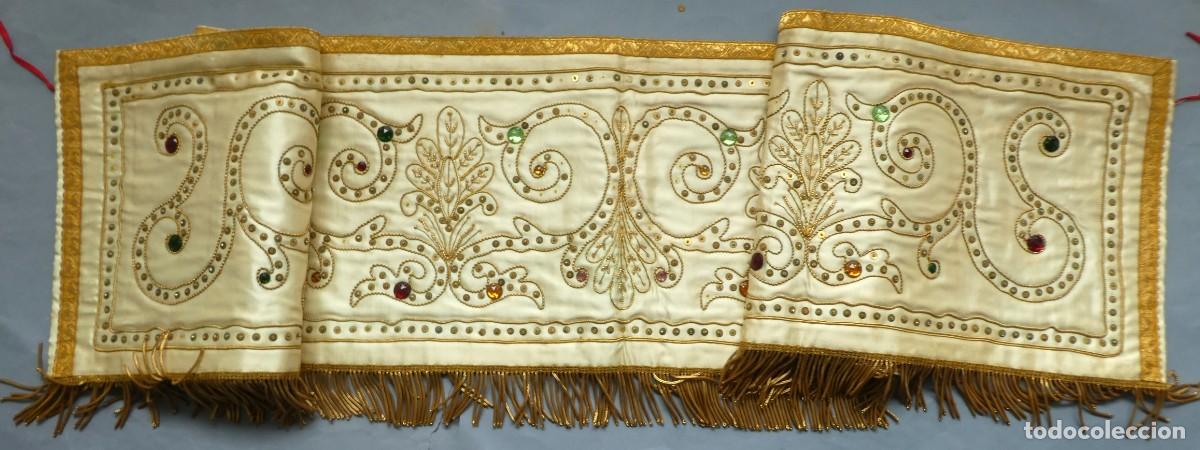 Antig&uuml;edades: ANTIGUO FRENTE DE ALTAR - SEDA BORDADA PPIO.S.XX
