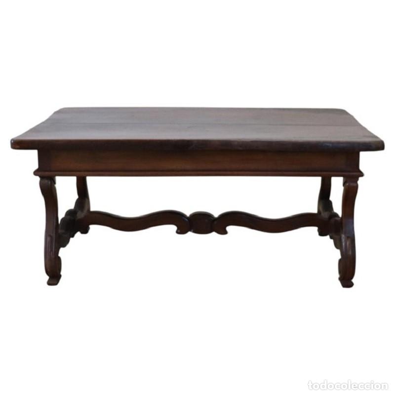 Antig&uuml;edades: Mesa de centro de nogal macizo, Italia, principios del siglo XX.