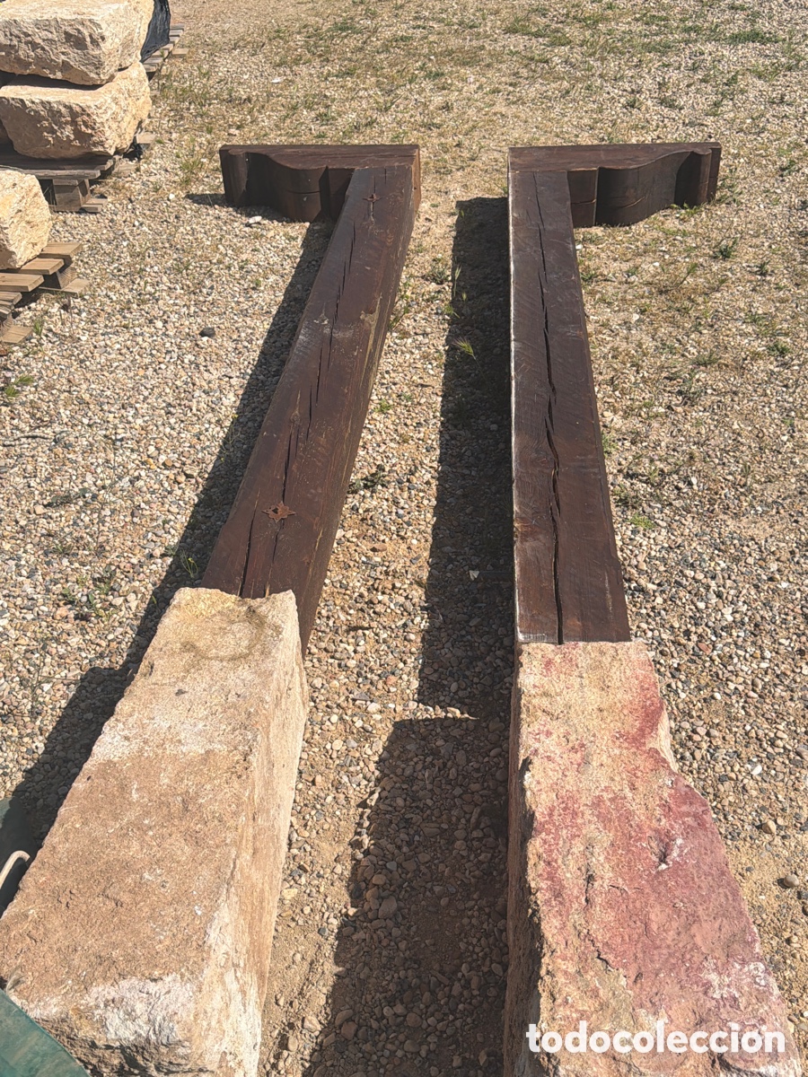 Antig&uuml;edades: Columna de piedra y madera