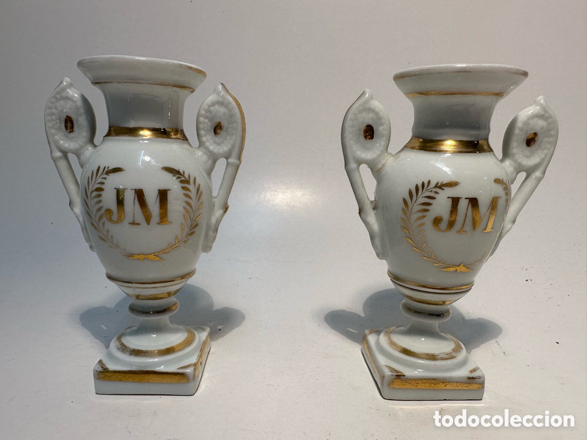 Antiquit&auml;ten: PAREJA DE JARRONES DE PORCELANA FRANCESA PARA URNA O CAPILLA RELIGIOSA.SIGLO XIX. 12CM.