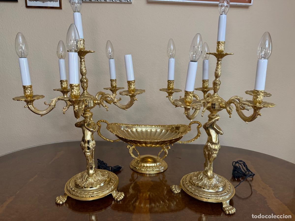 Antig&uuml;edades: Par de candelabros de bronce macizo dorado estilo Imperio/Neocl&aacute;sico, 6 luces, con copa a juego