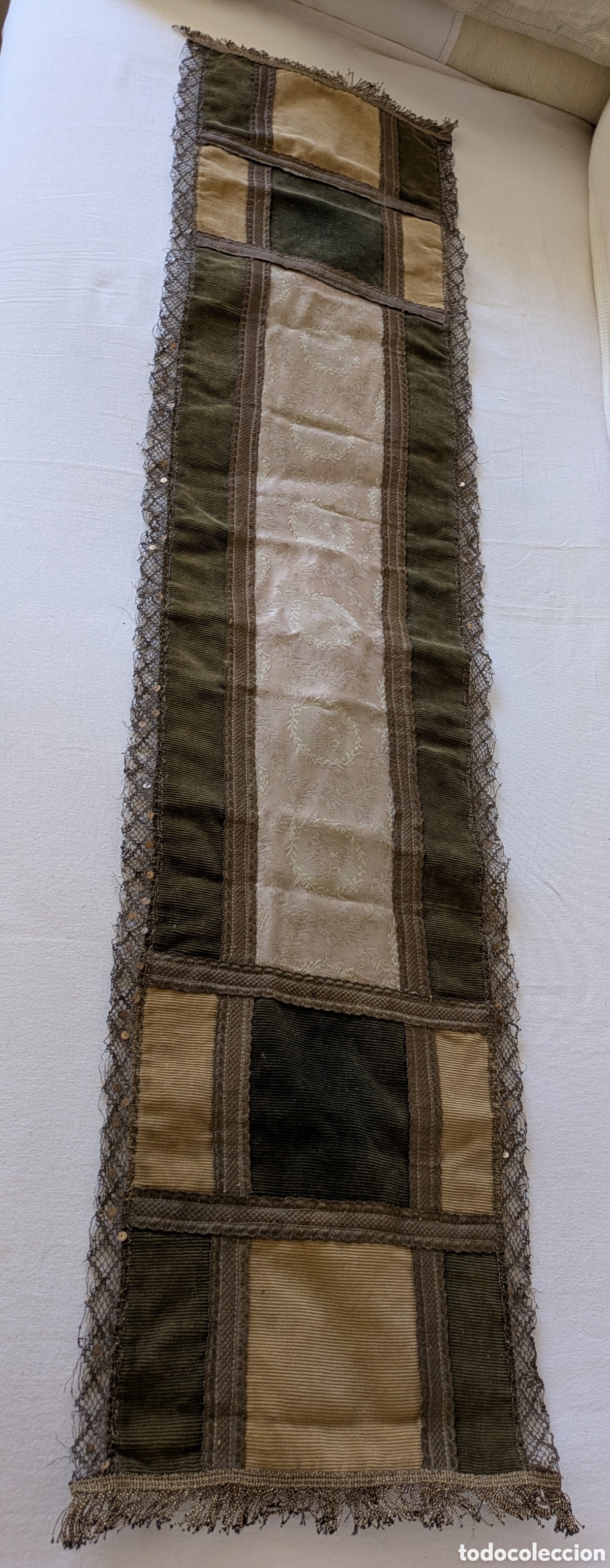 Antig&uuml;edades: Antiguo camino de mesa en pana e hilos met&aacute;licos