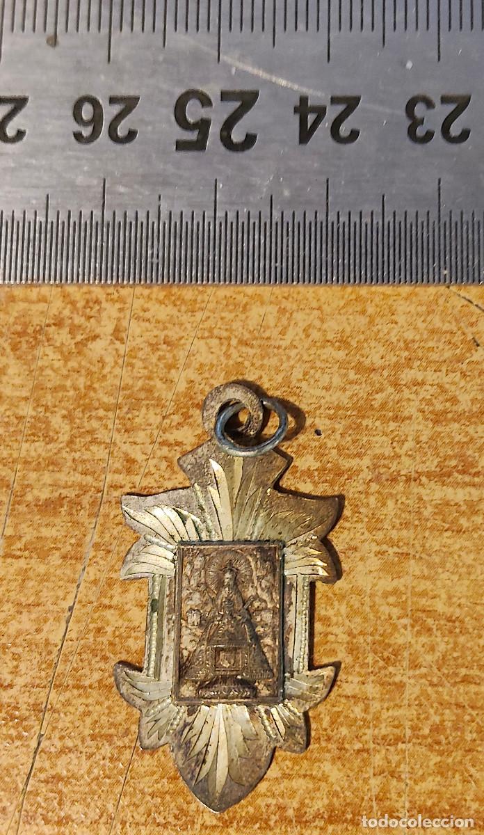 Antig&uuml;edades: Antigua medalla teligiosa de la Virgen de Montserrat, de plata
