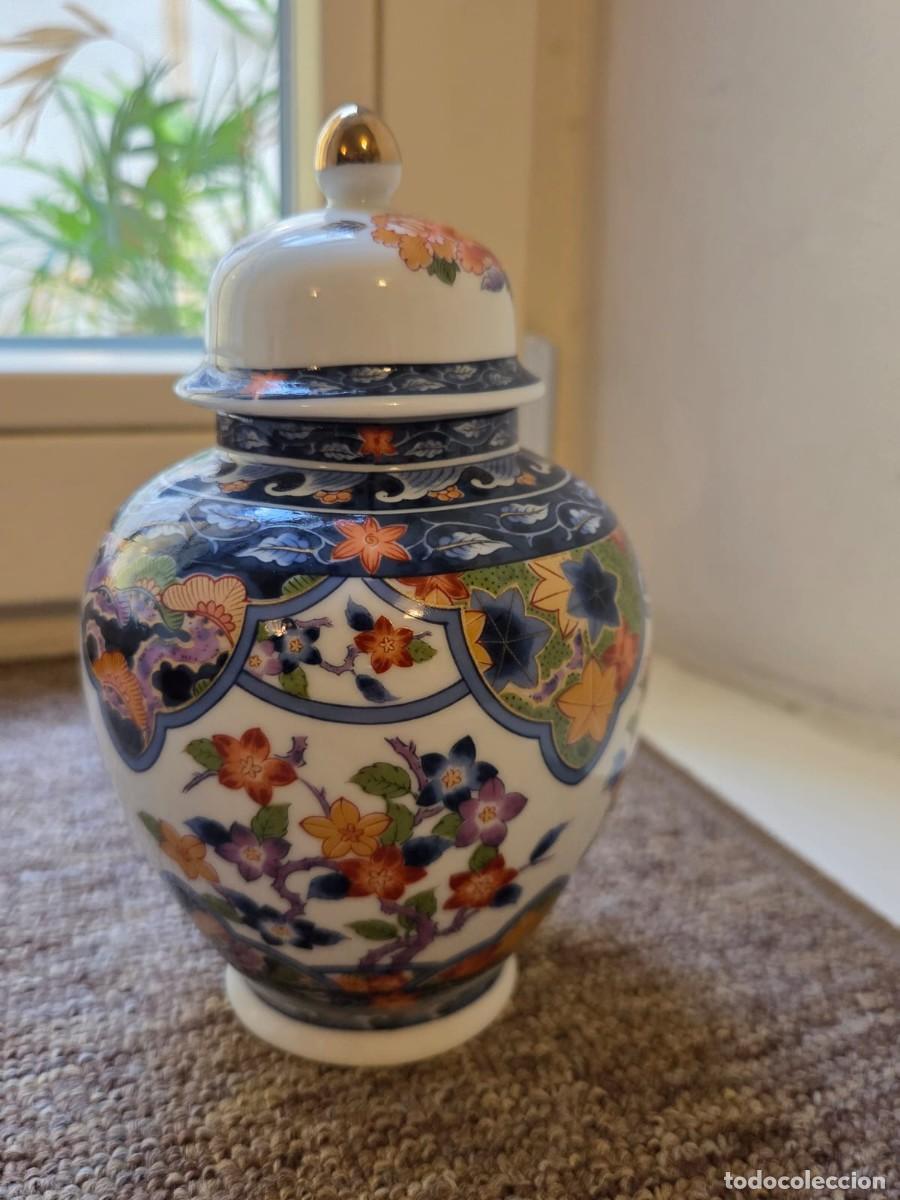 Antig&uuml;edades: Jarr&oacute;n japon&eacute;s de porcelana con tapa, estilo Kutani, segunda mitad del siglo XX
