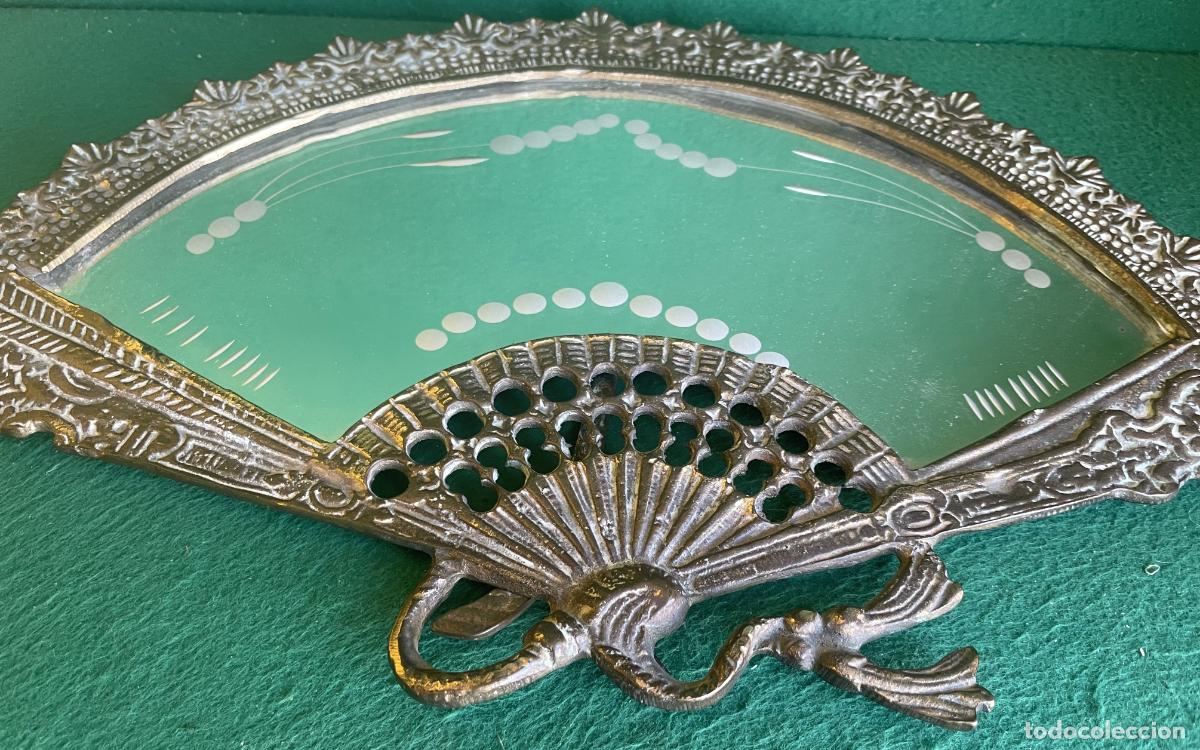 Antig&uuml;edades: ABANICO DE BRONCE CON ESPEJO DECORADO DE SOBREMESA - COMPLETO Y EN BUEN&Iacute;SIMO ESTADO DE TODO