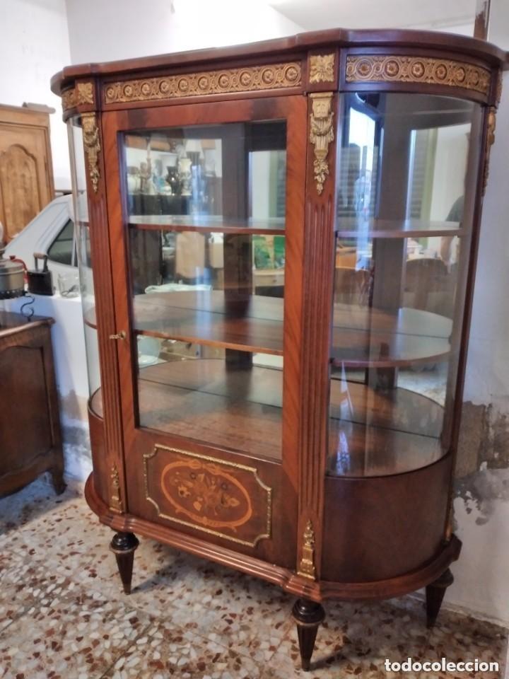 Antig&uuml;edades: Vitrina de cristal curvo con decoraciones en bronce y marqueteria, napole&oacute;n.Reservado franordovigil