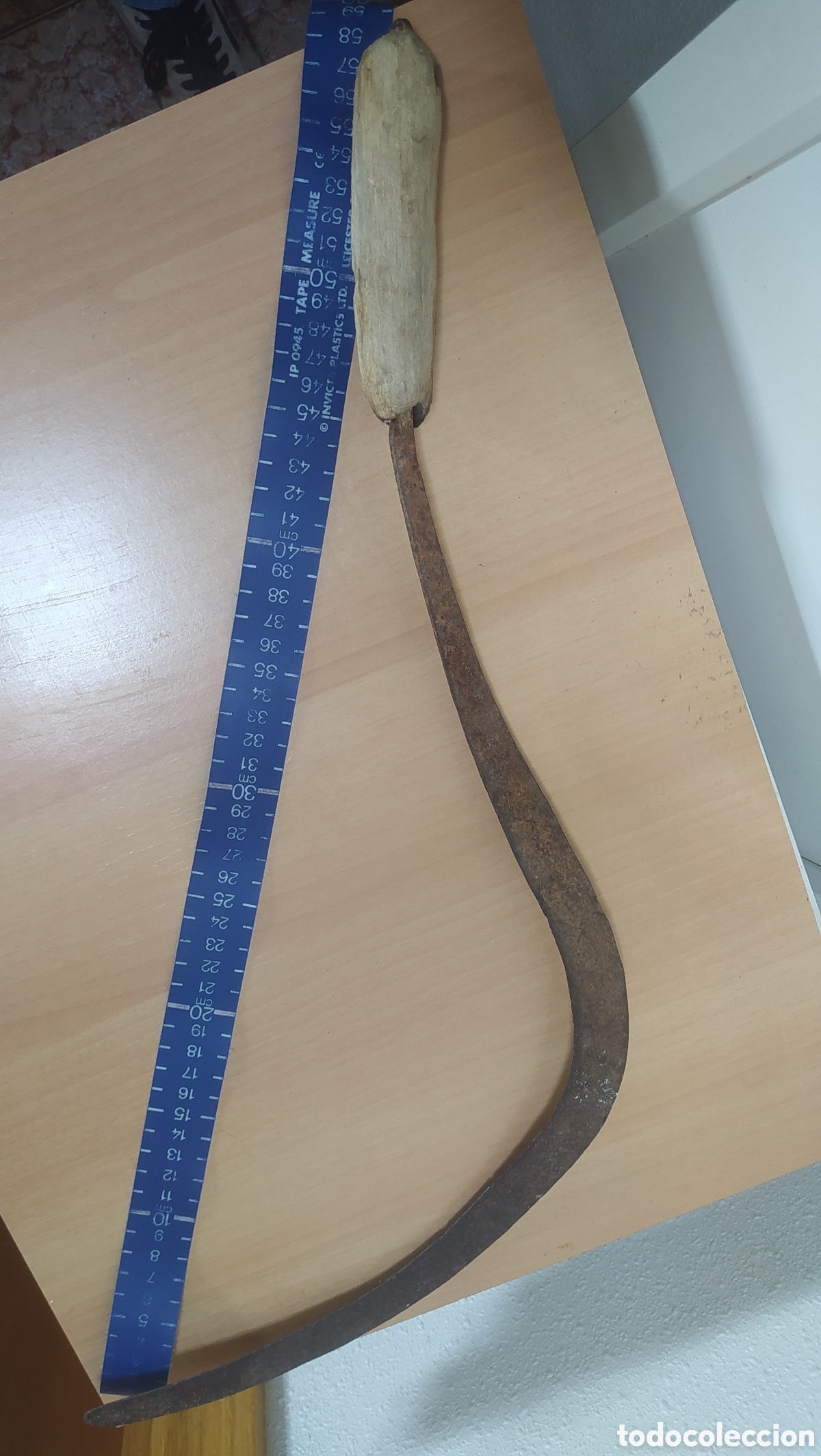 Antig&uuml;edades: Antigua hoz de mano. Mango madera.