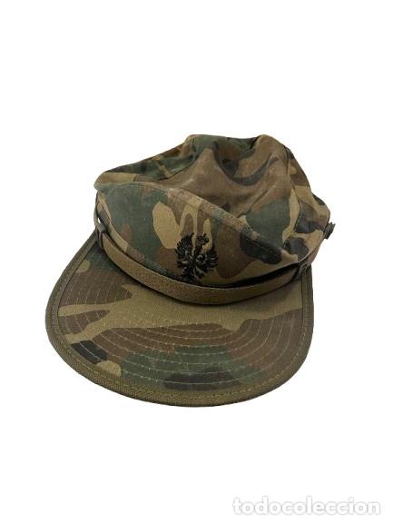 Antig&uuml;edades: Gorra Militar de Camuflaje con Insignia