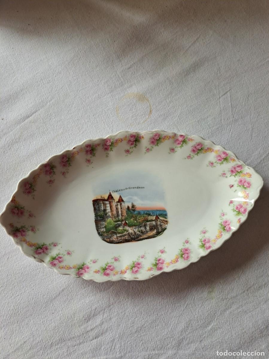 Antig&uuml;edades: Bandeja de porcelana decorada con rosas y Chateau de Tirandson
