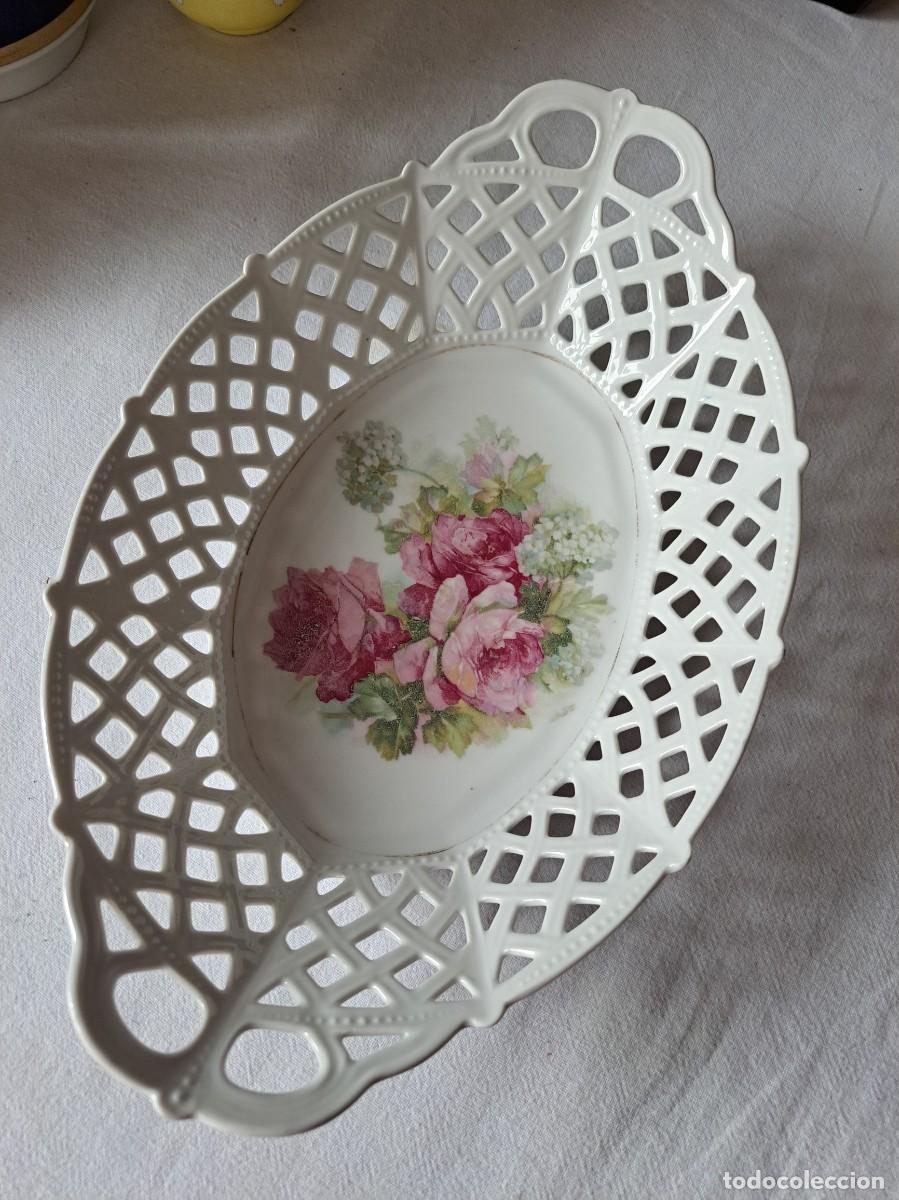 Antig&uuml;edades: Bandeja de porcelana calada decorada con rosas .