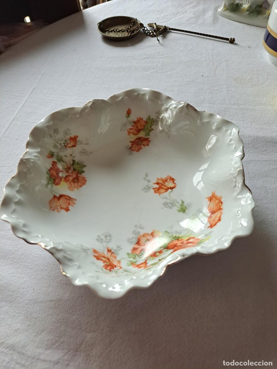 Antig&uuml;edades: Fuente de porcelana decorada con amapolas, J&C -Jaeger & Co-1898 y 1923