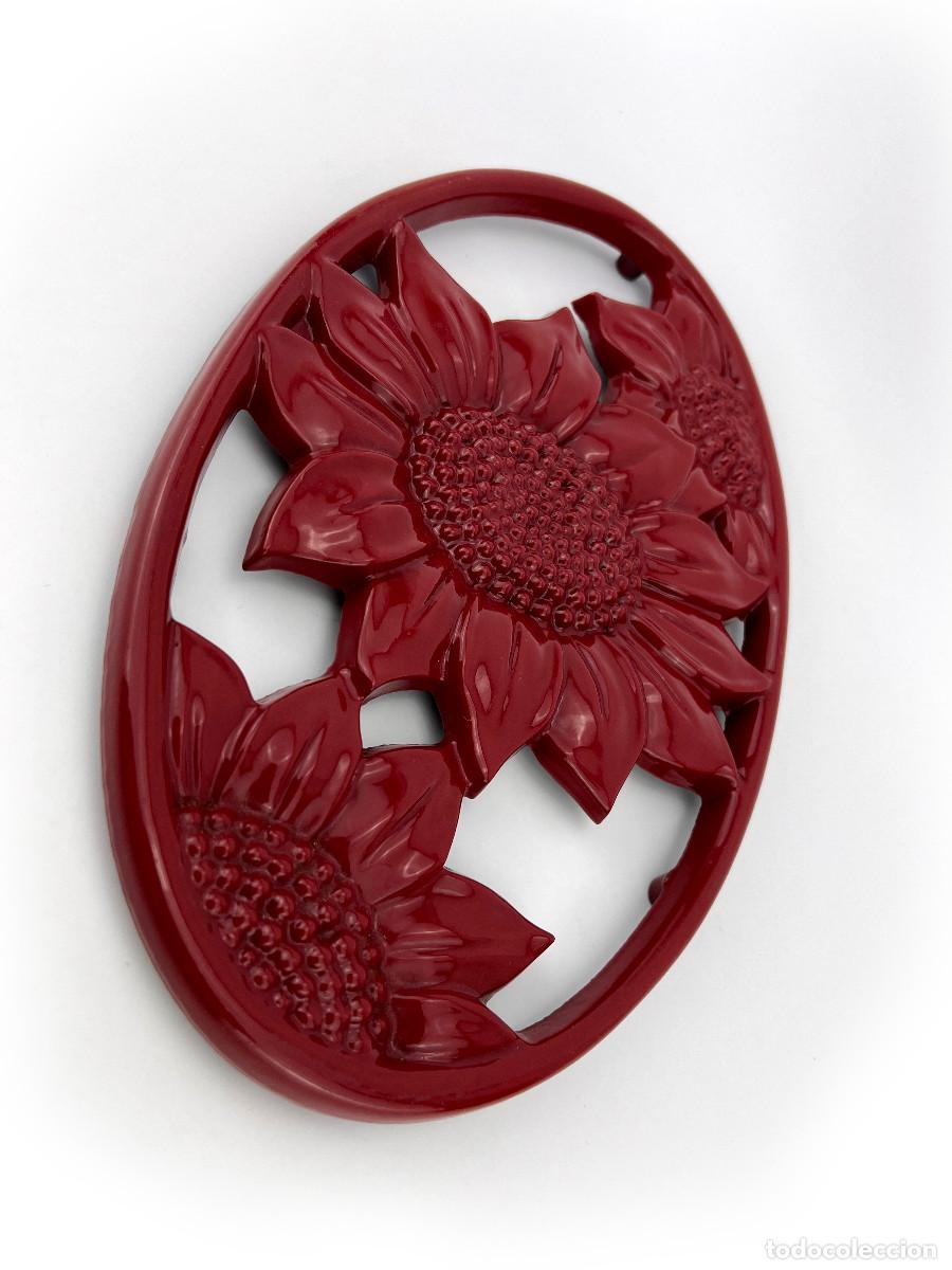 Antig&uuml;edades: SALVAMANTELES VINTAGE DE HIERRO FUNDIDO ESMALTADO EN ROJO CEREZA FLOR GIRASOL GENEVIEVE LETHU FRANCE