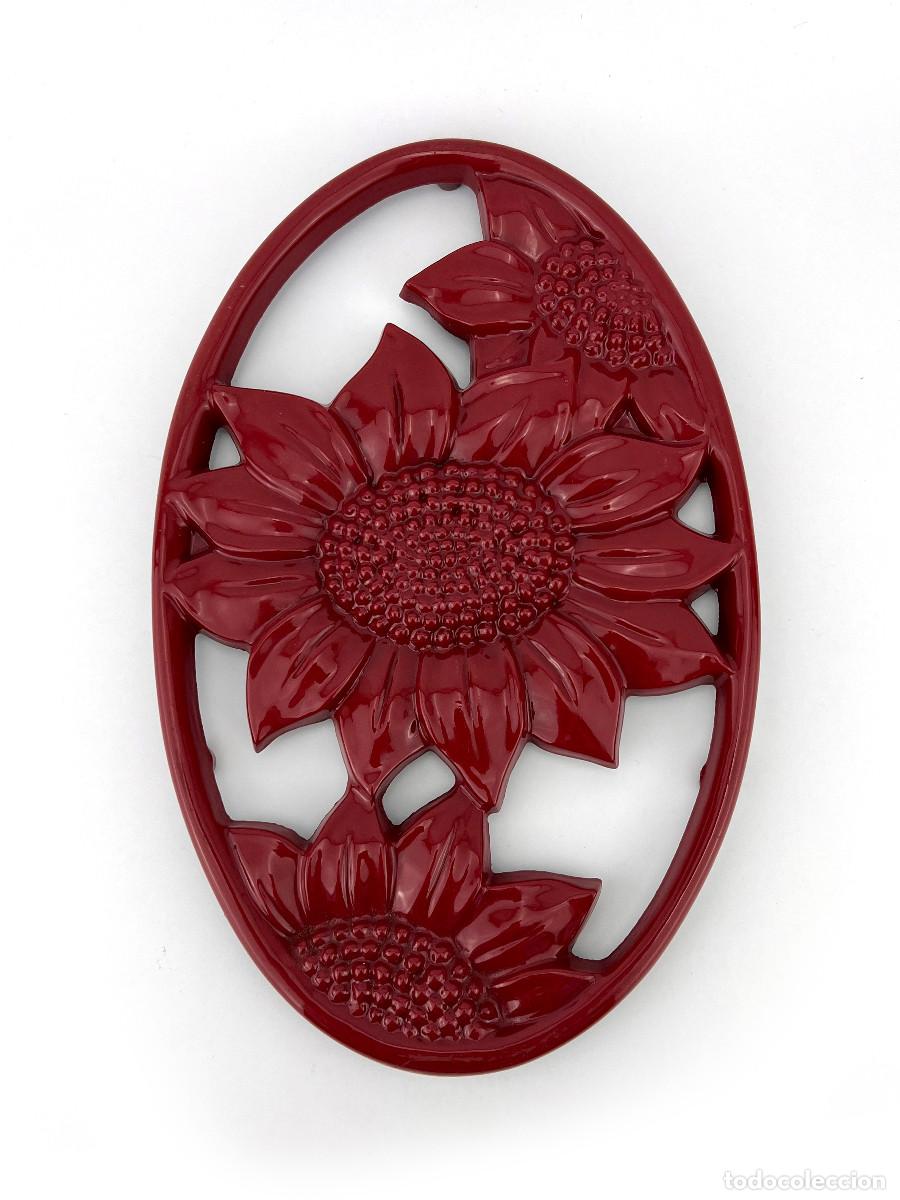 Antig&uuml;edades: SALVAMANTELES VINTAGE DE HIERRO FUNDIDO ESMALTADO EN ROJO CEREZA FLOR GIRASOL GENEVIEVE LETHU FRANCE
