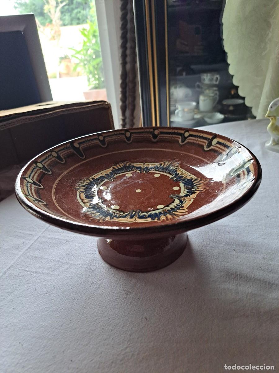 Antig&uuml;edades: Pedestal para pasteles o frutero de cer&aacute;mica tradicional b&uacute;lgara, pintada a mano
