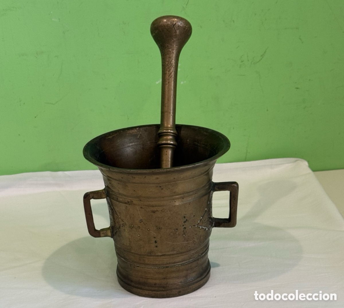 Antig&uuml;edades: Antiguo y grandioso mortero de botica en bronce con mano apotecario farmacia siglo XIX