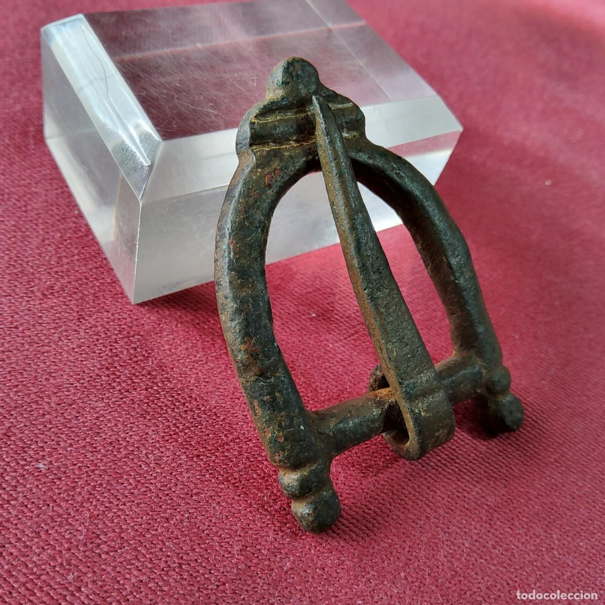 Antig&uuml;edades: ANTIGUA HEBILLA MEDIEVAL DE ALEACI&Oacute;N DE COBRE