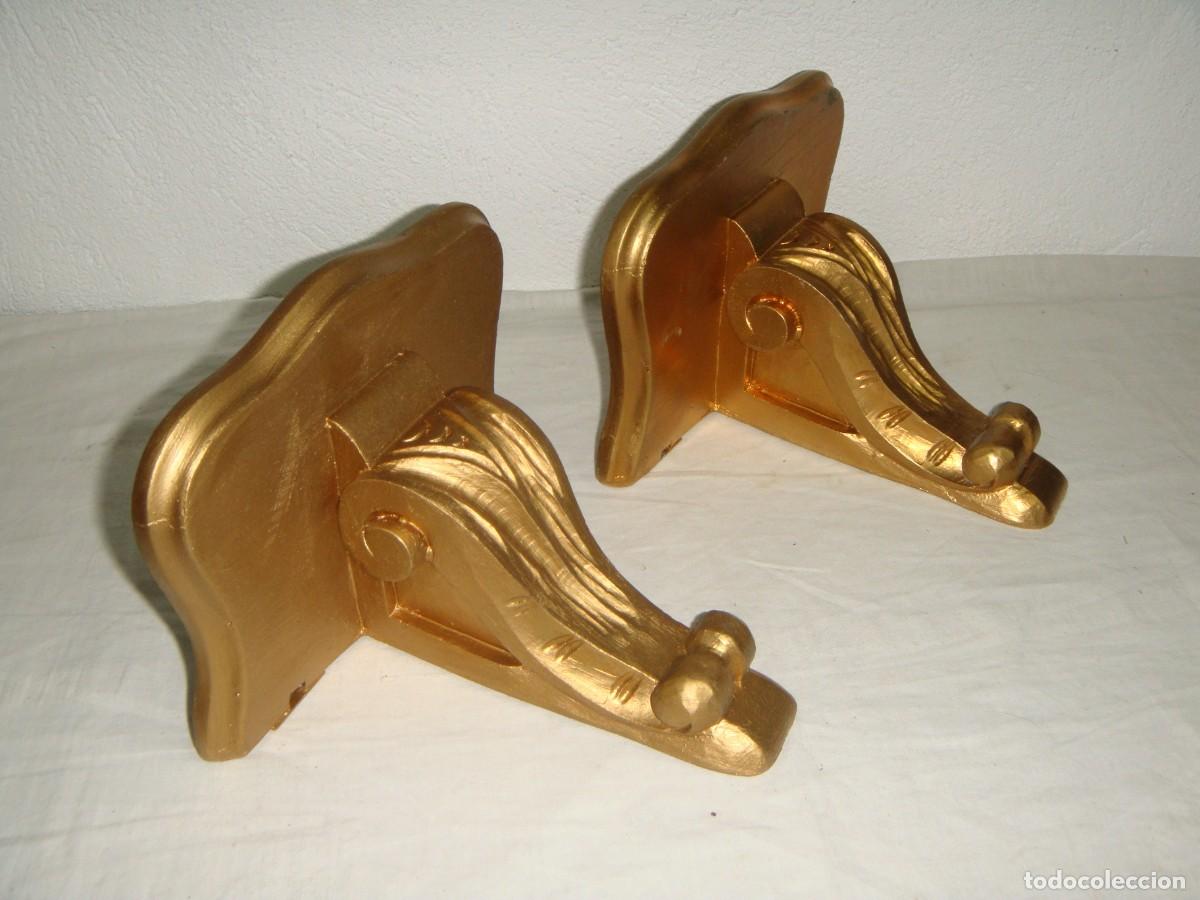 Antig&uuml;edades: Pareja de m&eacute;nsulas o peanas doradas &middot; Estilo cl&aacute;sico