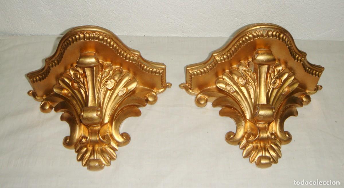 Antig&uuml;edades: Pareja de m&eacute;nsulas o peanas doradas &middot; Estilo cl&aacute;sico &middot; Dise&ntilde;o inspirado en las volutas Corintias