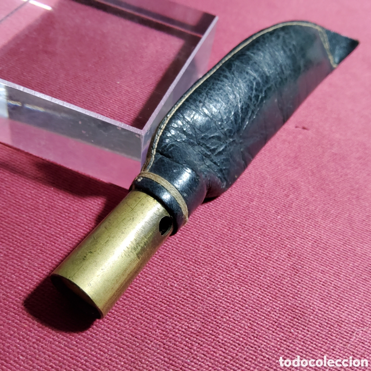 Antig&uuml;edades: ANTIGUO RECLAMO DE CAZA PARA CODORNIZ, DE LAT&Oacute;N Y CUERO