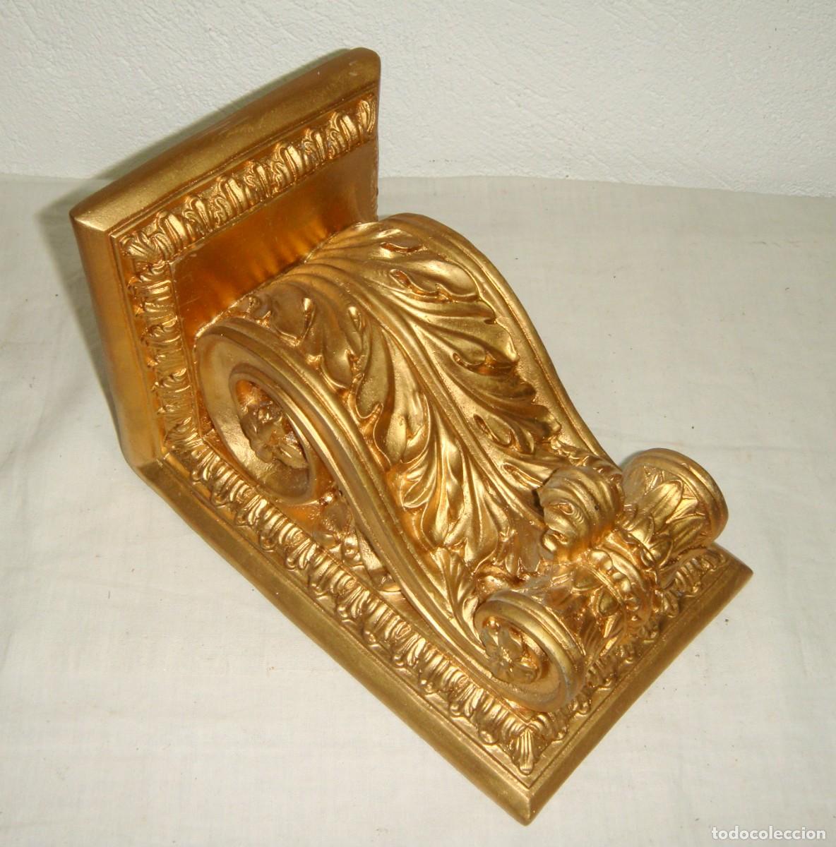 Antig&uuml;edades: M&eacute;nsula o peana dorada &middot; Estilo Neocl&aacute;sico