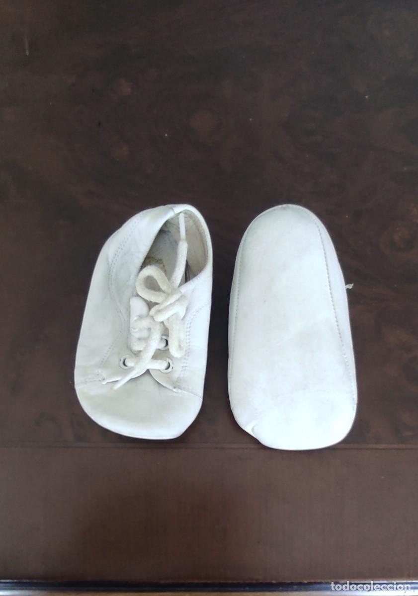 Antig&uuml;edades: ZAPATITOS DE BEB&Eacute; DE ESTILO VINTAGE DE PIEL BLANCA TALLA 17