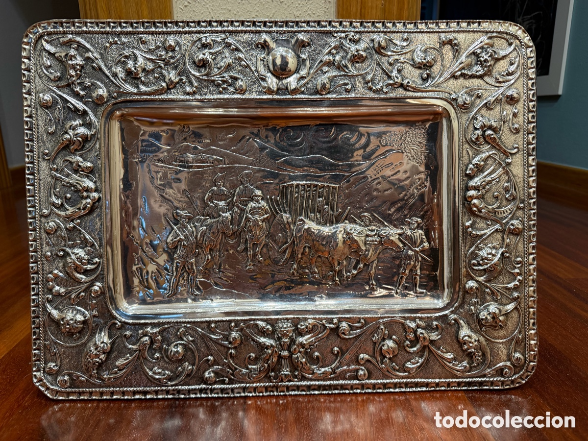 Antig&uuml;edades: Antigua bandeja de metal con repujado detallado