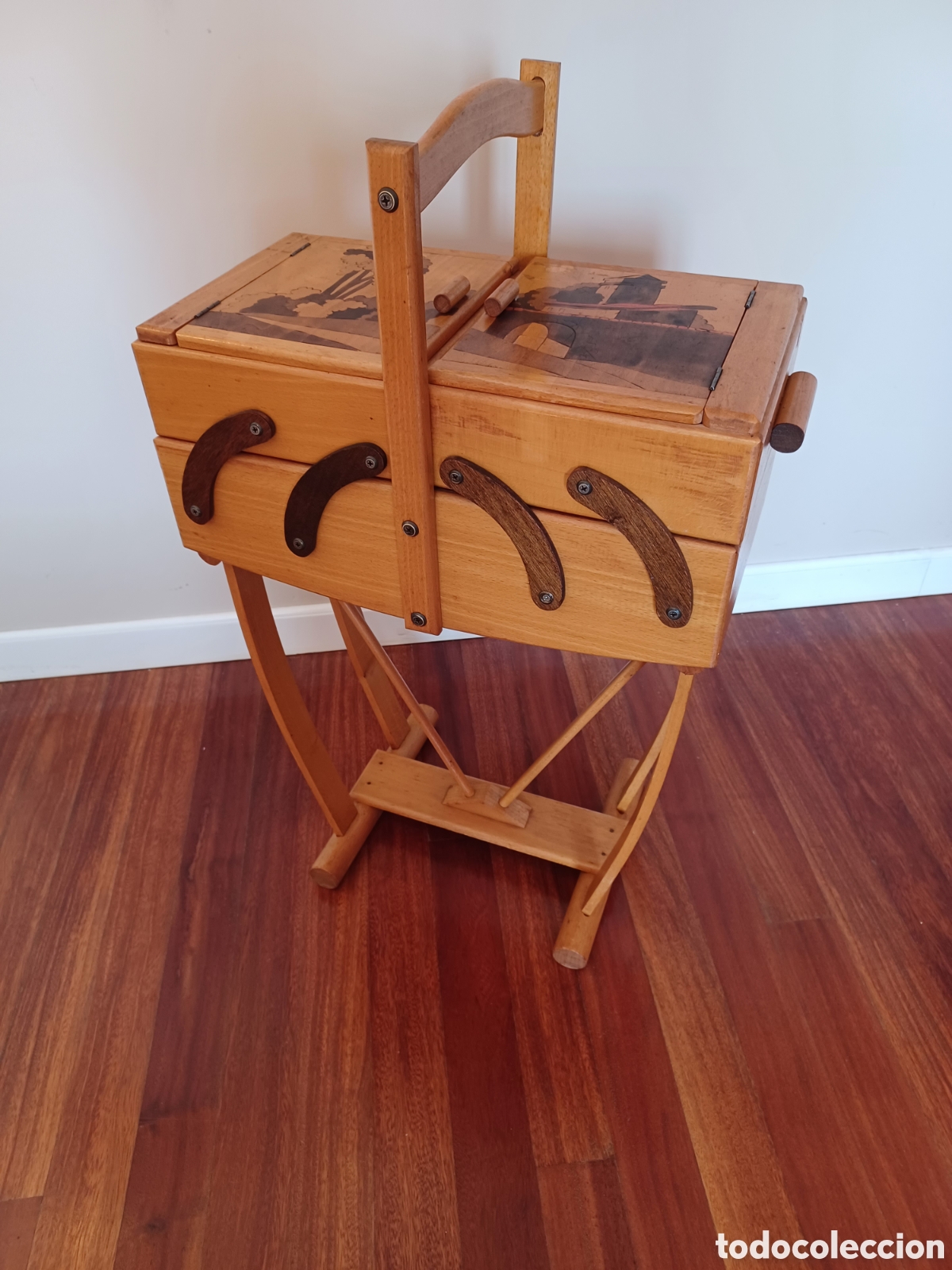 Antig&uuml;edades: Mueble Costurero de Pie Escandinavo &rdquo;Mid-Century&rdquo;. Madera Maciza y Marqueter&iacute;a Art&iacute;stica. c. 1950.