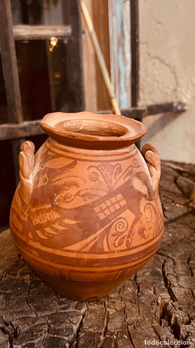 Antig&uuml;edades: Peque&ntilde;a orza sin tapa cer&aacute;mica siguiendo modelos ib&eacute;ricos asas sogueadas ave y lobo 14cms