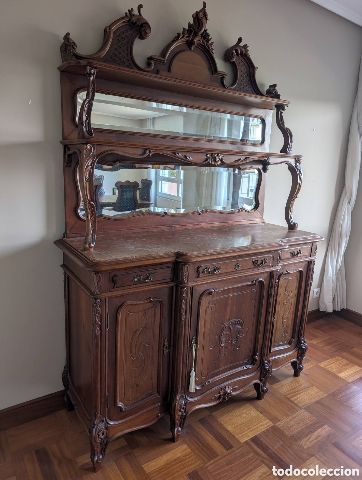 Antig&uuml;edades: Excepcional Aparador en Caoba de Cuba &ndash; Autor: Alejandro Madariaga (Bilbao, pp. S. XX)