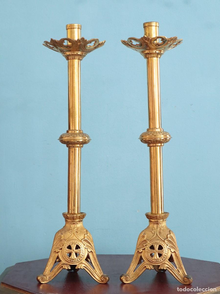 Antig&uuml;edades: Pareja de candeleros de estilo neog&oacute;tico elaborados en bronce dorado. Miden 51 cm de altura.