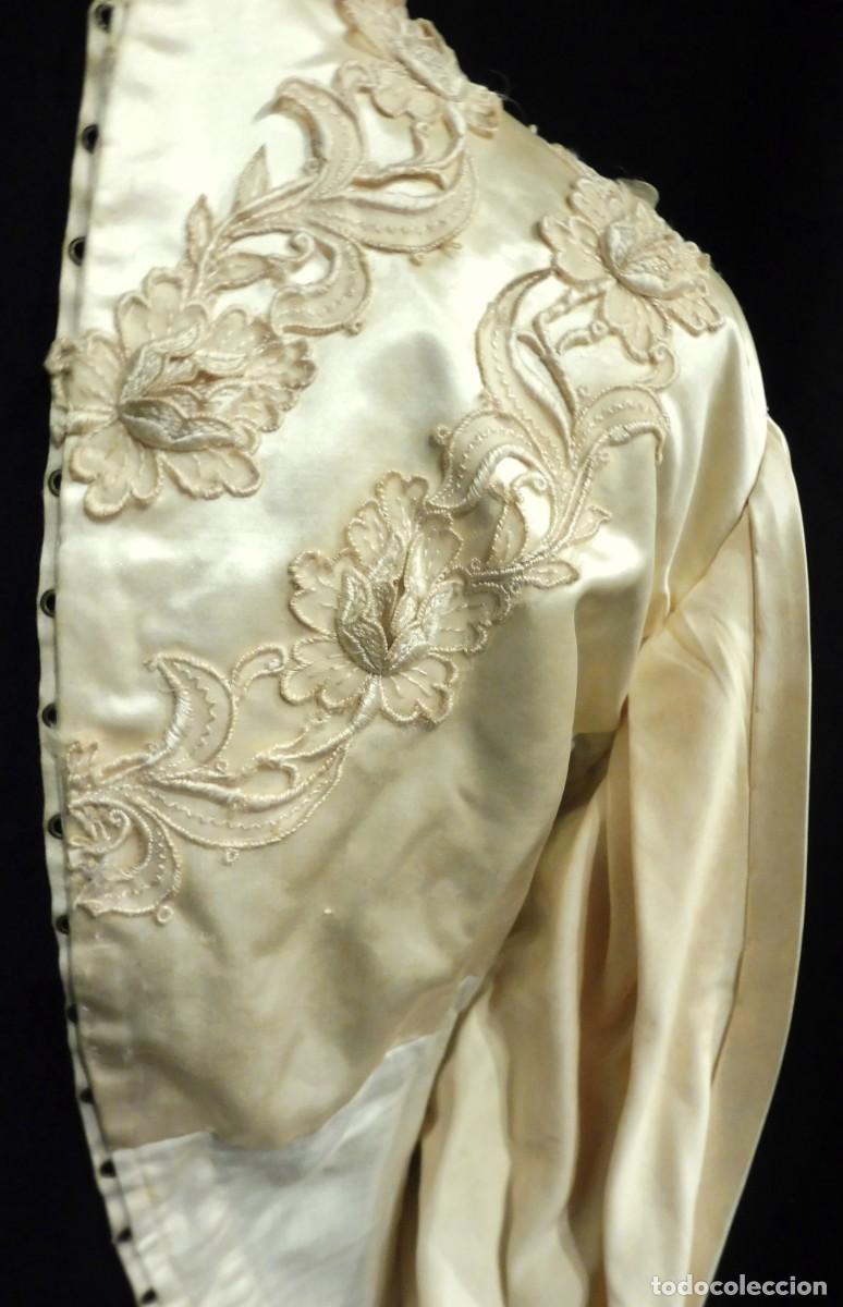 Antig&uuml;edades: ANTIGUA CHAMBRA DE SEDA Y ENCAJE S. XIX