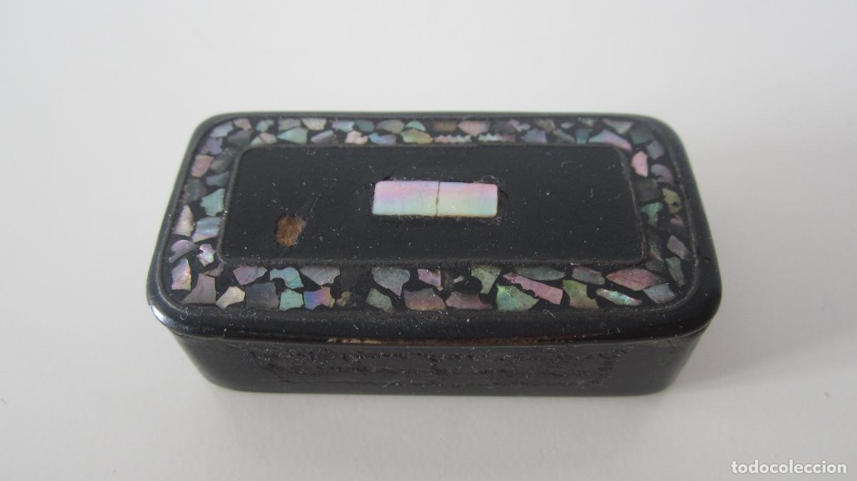 Antig&uuml;edades: CAJA DE RAPE SIGLO XIX DE PAPIER MACHE LACADO NEGRO Y NACAR