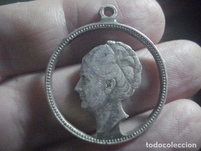 Antig&uuml;edades: COLGANTE PLATA - BUSTO REINA DE HOLANDA - A&Ntilde;OS 1930 - 28 MM DI&Aacute;METRO