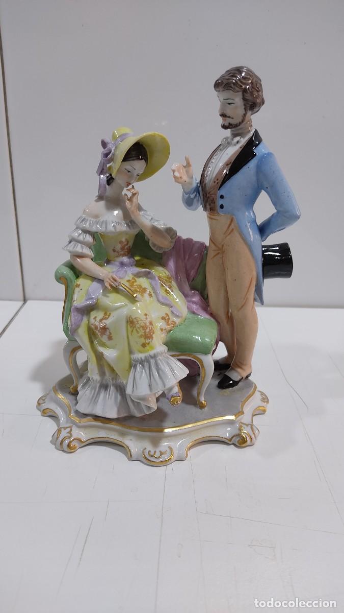 Antig&uuml;edades: 1073 FIGURA DE PORCELANA FINA, CON GRAN CALIDAD DE DETALLES, MEDIADOS DEL SIGLO XX