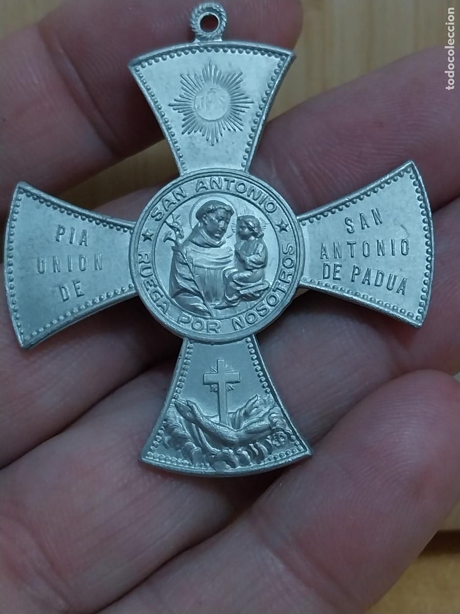 Antig&uuml;edades: SAN ANTONIO DE PADUA MEDALLA CRUZ 5.31CMS ALTO ALUMINIO LIGERO BONITO RELIEVE