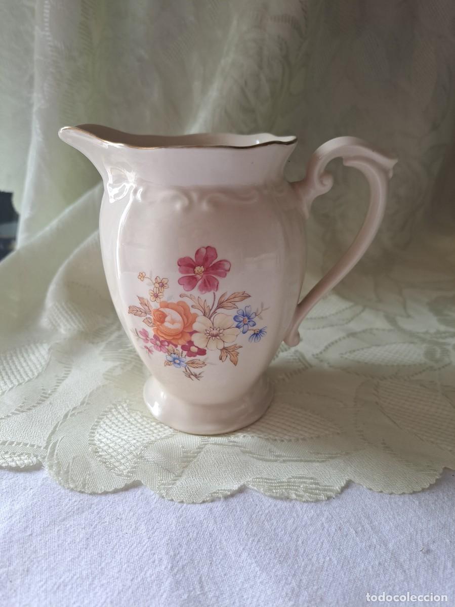 Antiques: Bonita lechera de porcelana Tulowice made in Poland, decorada con flores.