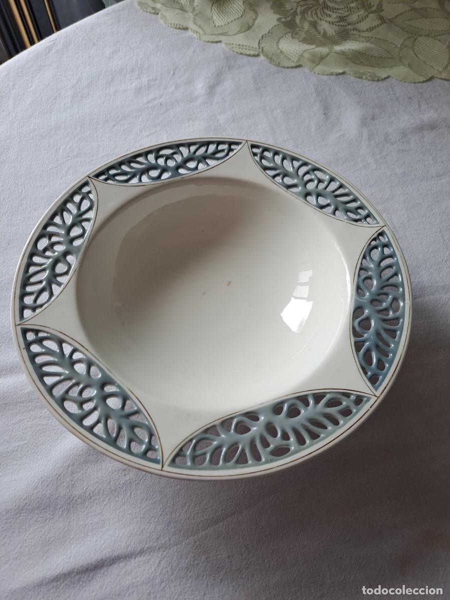 Antig&uuml;edades: Exquisita fuente con patitas porcelana calada, porcelana fina de alta calidad. Max Roesler,