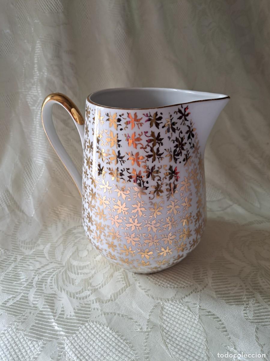 Antig&uuml;edades: Preciosa jarra de mesa de porcelana qualitats Porzellan, decorada con hojas en oro.