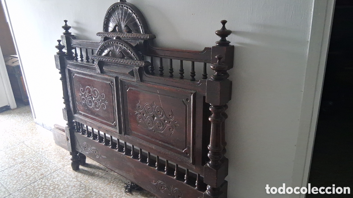 Antig&uuml;edades: Cama con cabecero y pie de madera torneada y tallada en antigua carpinter&iacute;a ebanister&iacute;a de Almer&iacute;a
